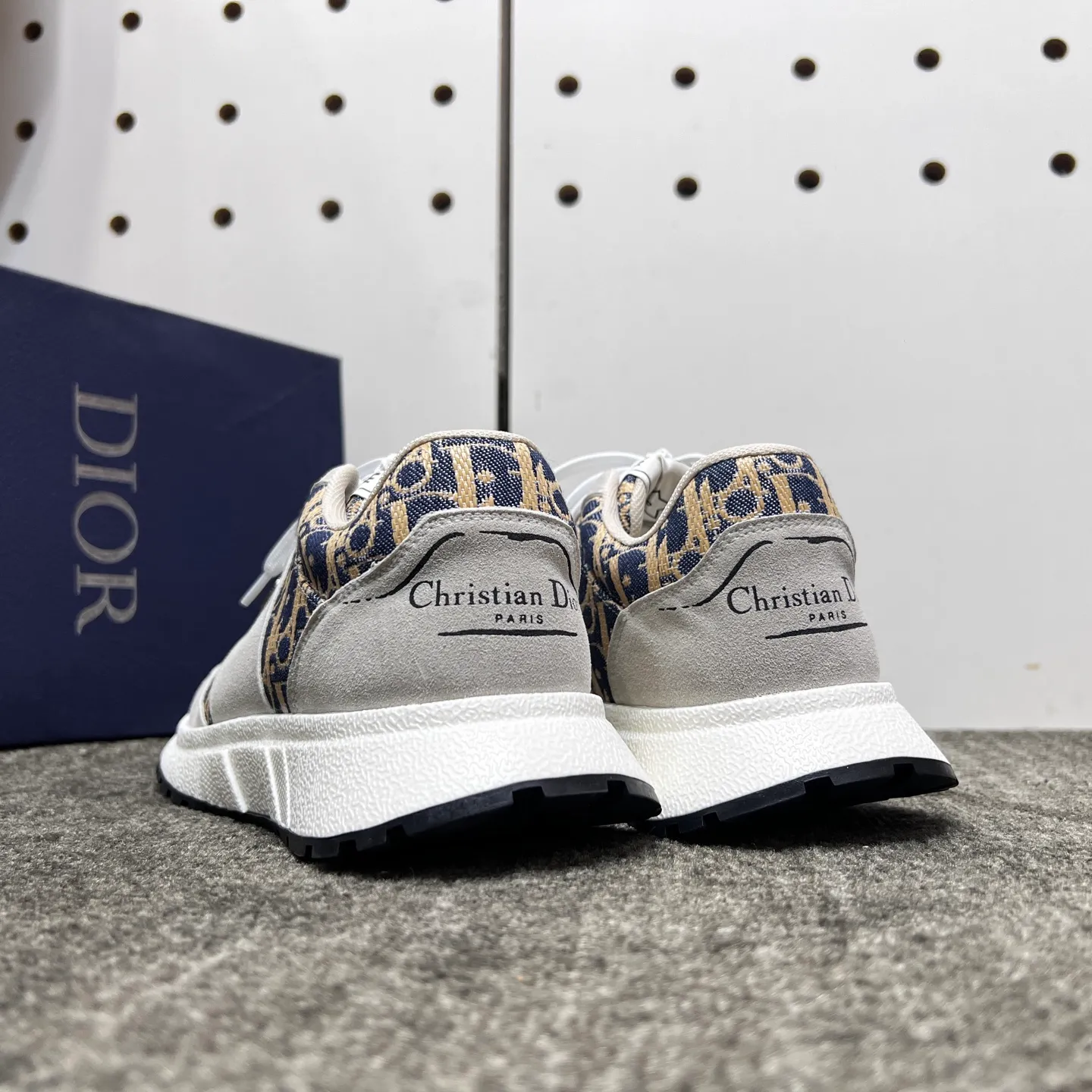 Factory price: 438💰【DIAo·Dior】Original quality.~ Unique modern style sneakers. 🏃A must-have casual shoe for trendy men😍😍 Original brand imported from Italy, imported original leather, sheep lining (refuses to discolor and grind feet) Sole: Original sole provided by the original factory, French lazy style design ⚠️Fit to the feet, original quality, super comfortable original sole. It’s like shooting the real thing 🎬The real thing is better, high-quality sneakers, size: 38-44, custom-made 45